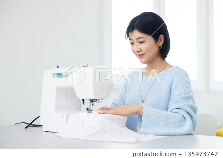 用縫紉機縫紉的女人 135973747
