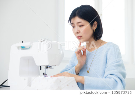 用縫紉機縫紉的女人 135973755