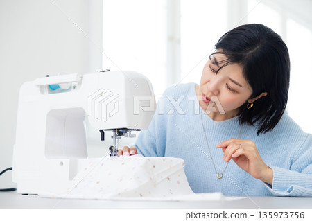 用縫紉機縫紉的女人 135973756