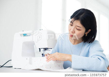 用縫紉機縫紉的女人 135973757