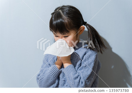 孩子用紙巾擤鼻涕（冬天穿的衣服） 135973780