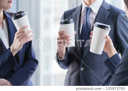 商人喝酒休息 商人喝酒休息 135973785