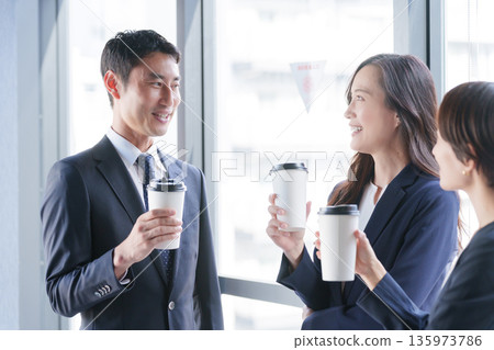商人喝酒休息 商人喝酒休息 135973786