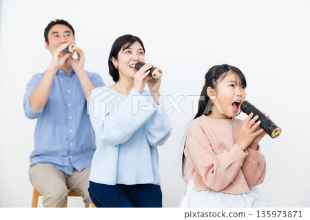 Family to eat Ehomaki Family to eat Ehomaki 135973871