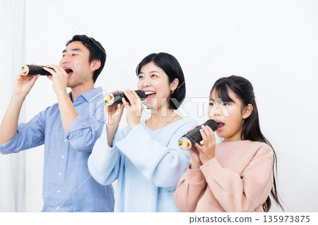 Family to eat Ehomaki 135973875