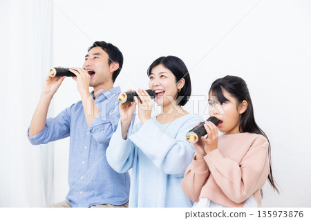 家庭吃Ehomaki 135973876