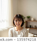 客廳裡的年輕日本女子 135974218