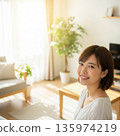 客廳裡的年輕日本女子 135974219