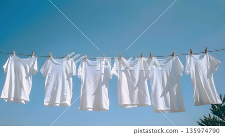 一件白色T卹在藍天中飄動 135974790