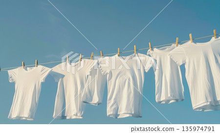 一件白色T卹在藍天中飄動 135974791