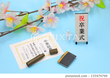 畢業證書和畢業典禮的圖片 135974799