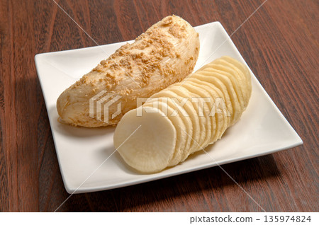 黑色背景上的未上色醃蘿蔔 黑色背景上的未上色醃蘿蔔 135974824