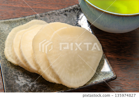 黑色背景上的未上色醃蘿蔔 135974827