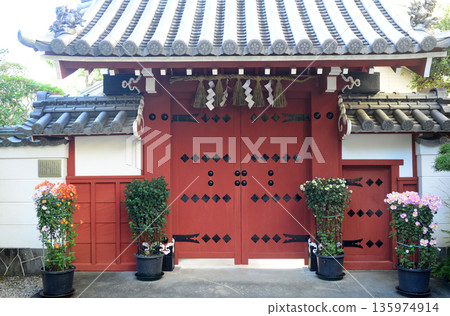 三重縣伊勢市猿彥神社朱門-2 135974914