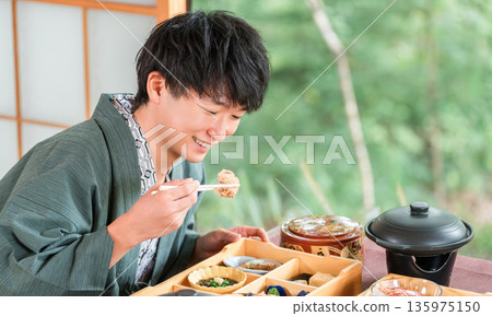 年輕的亞洲男子在日式旅館享用懷石料理（客房服務、懷石料理、禦膳、奢華） 135975150