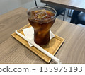 時尚咖啡館的冰咖啡 135975193