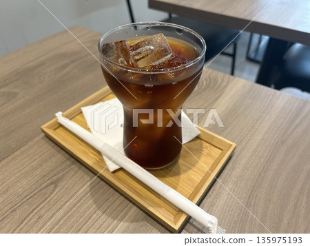 時尚咖啡館的冰咖啡 135975193