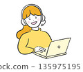 女人正在用電腦說話 135975195