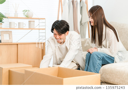夫妻在家打包、處理雜物和整理物品 135975243