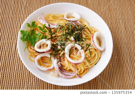 魷魚和辣味鱈魚籽意麵 魷魚和辣味鱈魚籽意麵 135975354