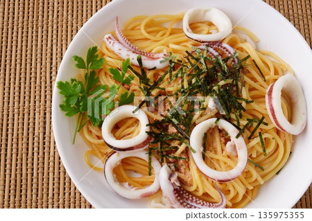 魷魚和辣味鱈魚籽意麵 魷魚和辣味鱈魚籽意麵 135975355