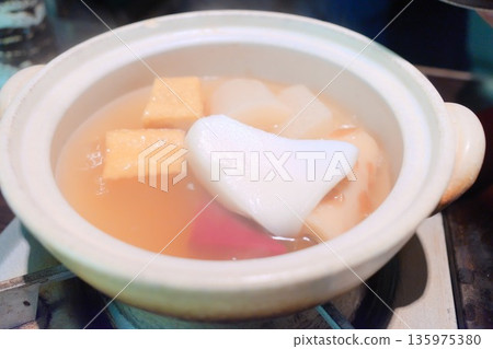 關東煮火鍋蘿蔔麻糬日式燉菜食材 關東煮火鍋蘿蔔麻糬日式燉菜食材 135975380