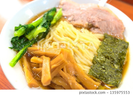 醬油拉麵,日式麵條料理,配料包括烤豬肉和海苔 醬油拉麵,日式麵條料理,配料包括烤豬肉和海苔 135975553