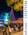 小倉一棵璀璨奪目的燈光樹點亮了夜空。 135975586