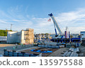 高架道路施工現場及一台大型起重機 135975588