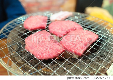 烤牛肉切片烹飪場景素材 135975755