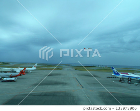 沖繩那霸機場:飛機起飛 沖繩那霸機場:飛機起飛 135975906
