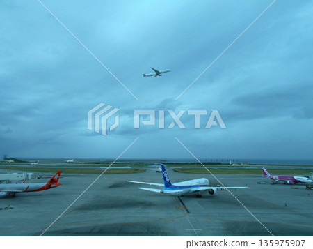 沖繩那霸機場：飛機起飛 135975907