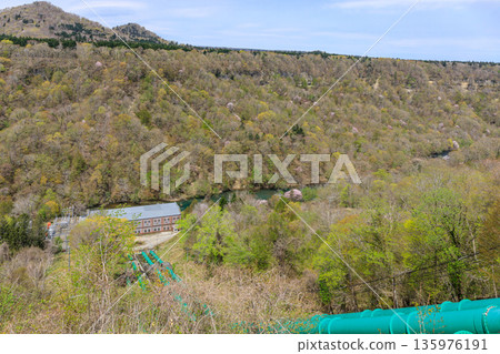 北海道千歲市，春日里，千歲第一發電廠被秋葉環繞 [五月] 135976191