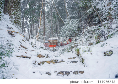 Kifune Shrine, Kyoto: Kisaichisha Shrine and Hayashidasha Shrine in the snow 135976218