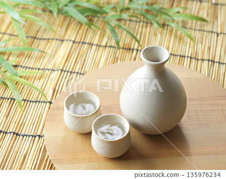 日本清酒形象：Tokkuri 和 choko 套裝 135976234