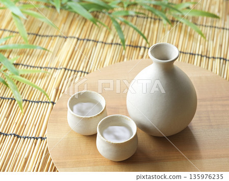 日本清酒形象：Tokkuri 和 choko 套裝 135976235