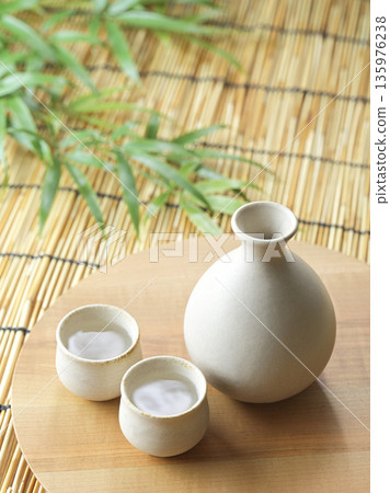 日本清酒形象：Tokkuri 和 choko 套裝 135976238