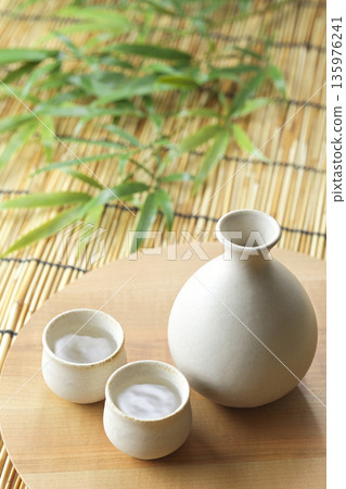 日本清酒形象：Tokkuri 和 choko 套裝 135976241