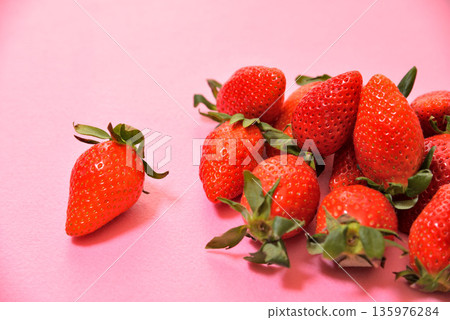 Sweet and delicious strawberries (Yayoihime from Saitama Prefecture) Sweet and delicious strawberries (Yayoihime from Saitama Prefecture) 135976284