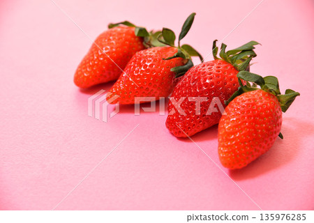 香甜可口的草莓（產自埼玉縣的彌生姬草莓） 135976285