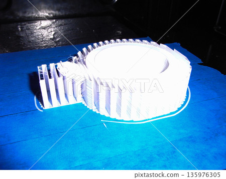 3D印表機正在進行列印調整 3D印表機正在進行列印調整 135976305