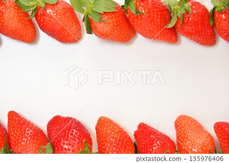 Sweet and delicious strawberries (Yayoihime from Saitama Prefecture) Sweet and delicious strawberries (Yayoihime from Saitama Prefecture) 135976406