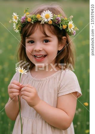 一個女孩在花園裡 135976410