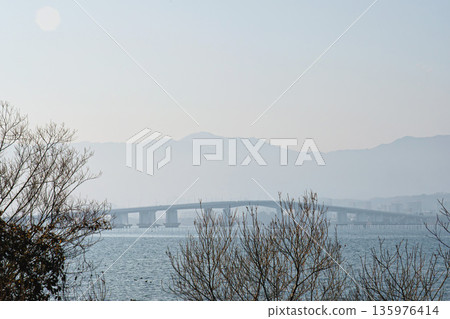 琵琶湖大橋被黃沙遮蔽 135976414