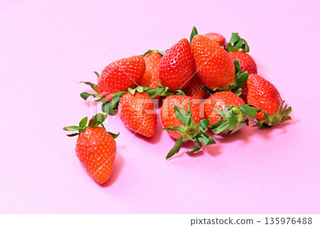 Sweet and delicious strawberries (Yayoihime from Saitama Prefecture) Sweet and delicious strawberries (Yayoihime from Saitama Prefecture) 135976488