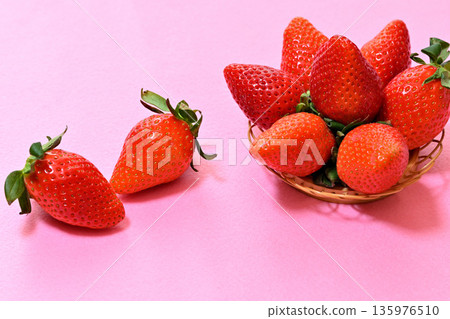 Sweet and delicious strawberries (Yayoihime from Saitama Prefecture) 135976510