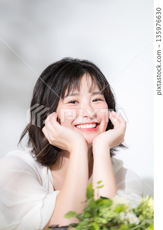 一張春日照片,一位女士手捧一束新鮮綠植,手托下巴,看向鏡頭,可能是在拍攝婚紗照或美容護膚照。 一張春日照片,一位女士手捧一束新鮮綠植,手托下巴,看向鏡頭,可能是在拍攝婚紗照或美容護膚照。 135976630