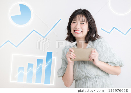 一位女士正在考慮投資NISA和iDeCo，背景中展示了一張顯示家庭財務和資產管理情況的投資圖表。 135976638