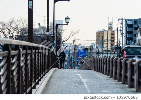 一位老婦人正在過橋 135976668