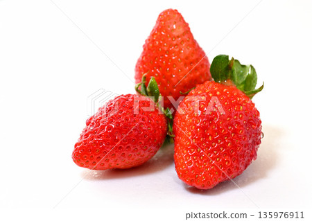 Fresh strawberries with water droplets (Yayoihime from Saitama Prefecture) 135976911